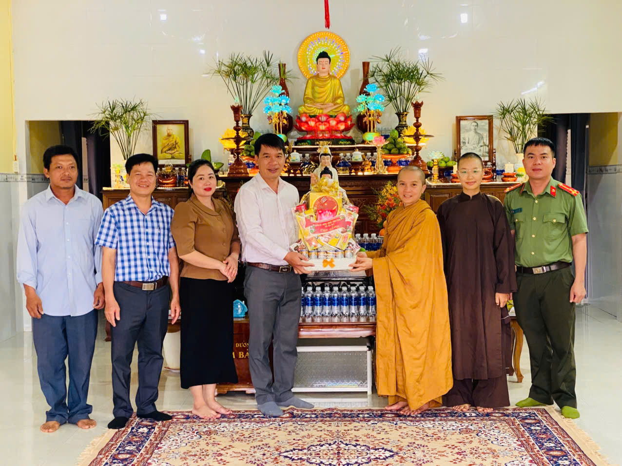 Lãnh đạo xã Ea Wy thăm, tặng quà cơ sở phật giáo nhân dịp Đại Lễ Phật đản năm 2025